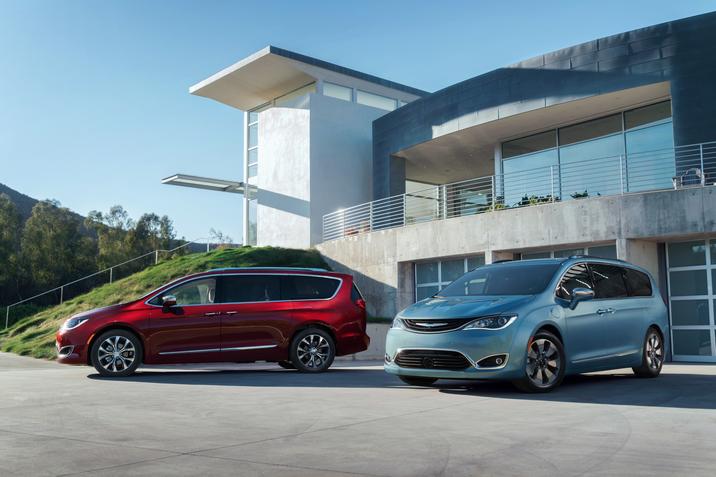 2017 Chrysler Pacifica (left) and Chrysler Pacifica Hybrid (right).jpg 2017 Chrysler Pacifica (left) and Chrysler Pacifica Hybrid (right)