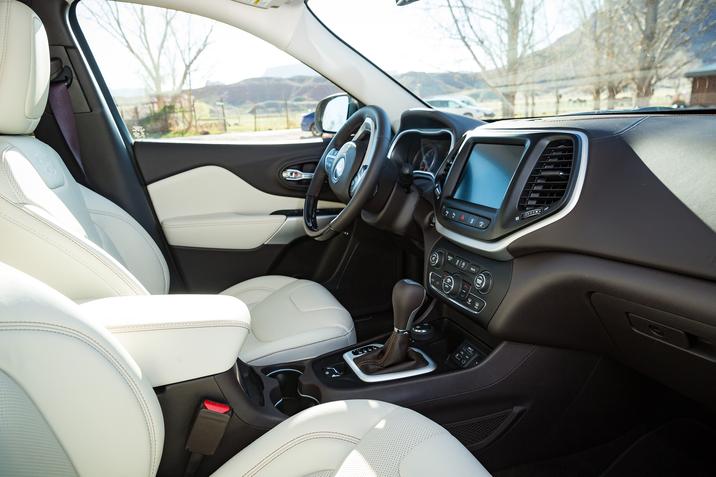 2017 Jeep Cherokee Overland, interior.jpg 2017 Jeep Cherokee Overland, interior