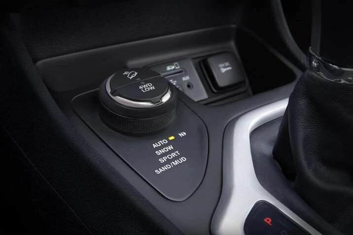 2017 Jeep Cherokee Limited.jpg 2017 Jeep Cherokee Limited interior