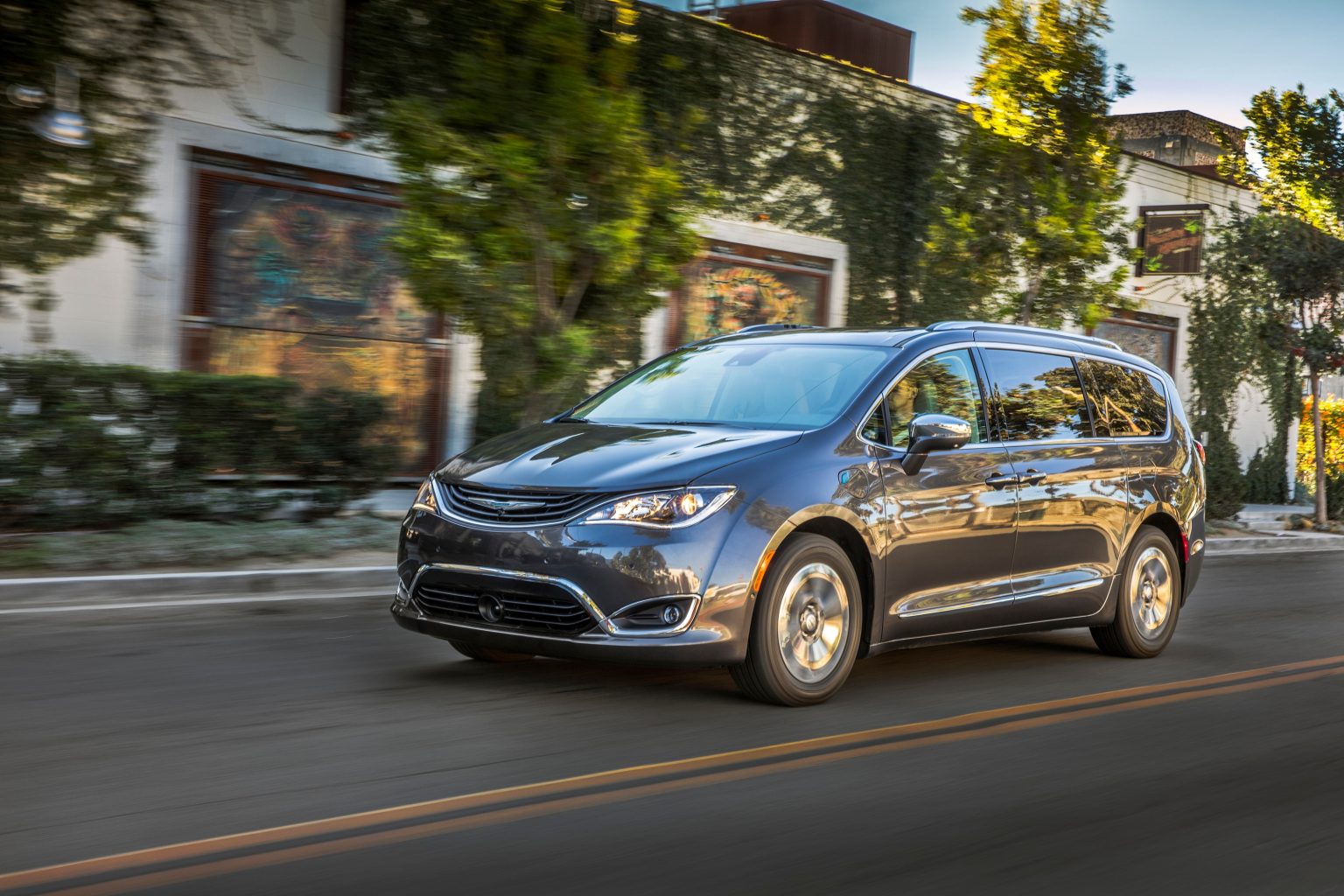 2019 Chrysler Pacifica Hybrid named best EV in Canada