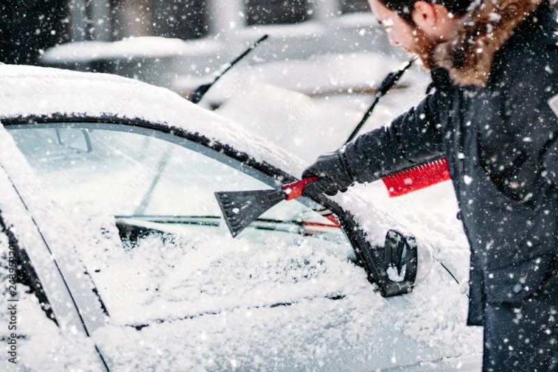 remove snow from car windshield