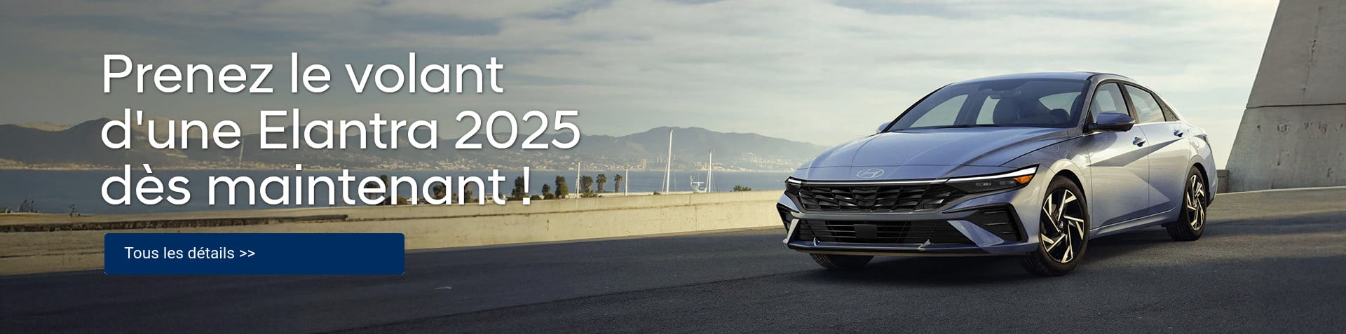 Hyundai Elantra 2025 stationnée sur une route près d'une structure en béton 