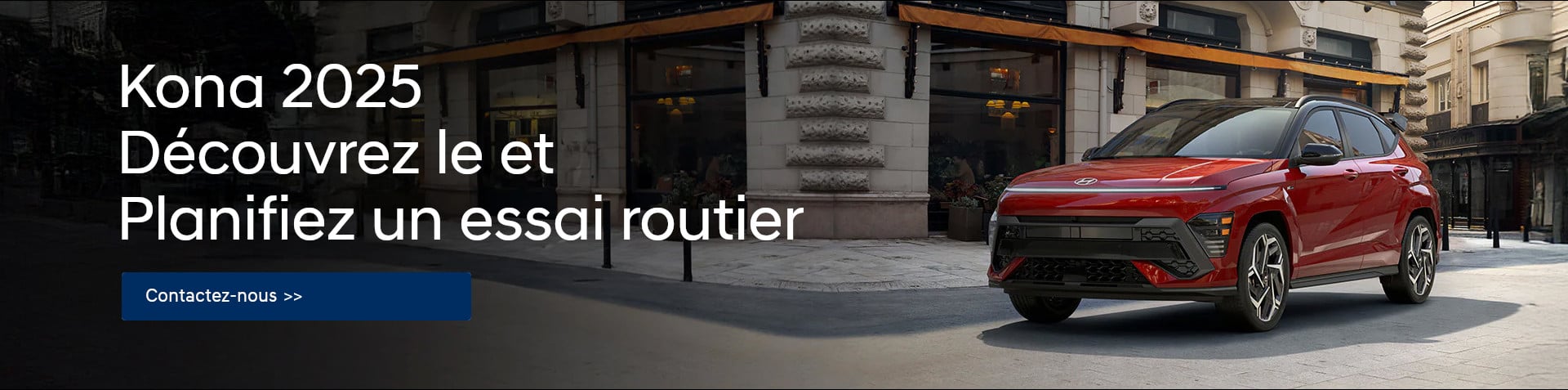 Une Hyundai Kona rouge de 2025 est garée dans une rue de la ville.