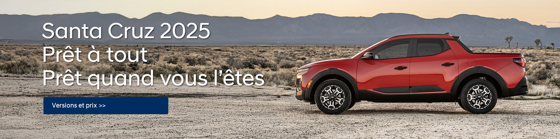 Une Santa Cruz 2025 rouge garée dans un désert, avec une chaîne de montagnes en arrière-plan.