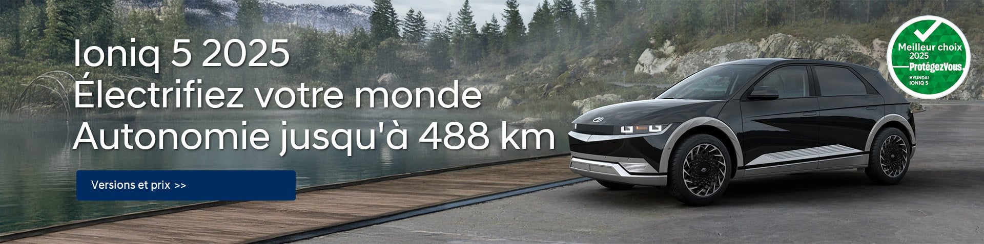 Une Hyundai Ioniq 5 noire de 2025 est garée au bord d'un lac.