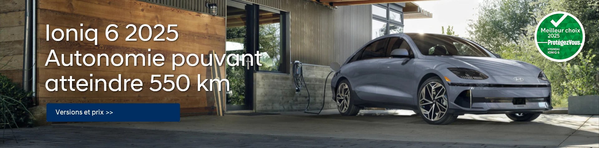 IONIQ 6 2025, branché pour recharger, stationné devant un domicile