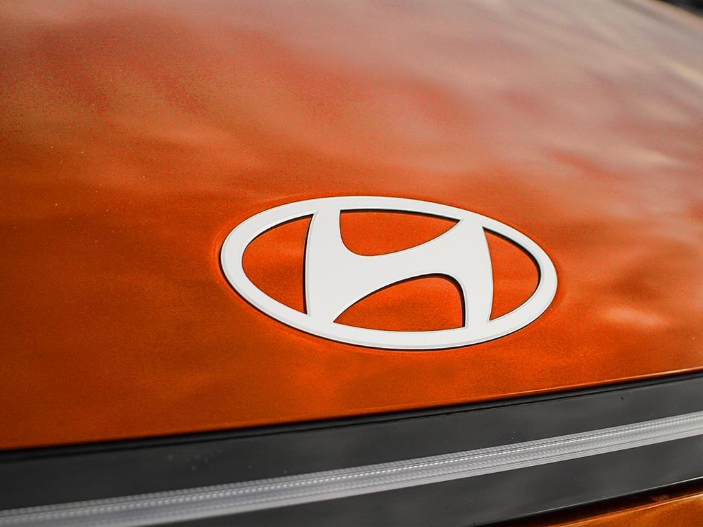 Kona 2026 orange Soultronic, logo Hyundai sur capot