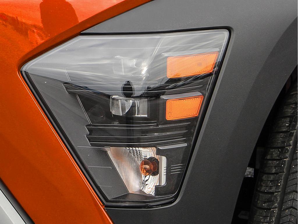 Kona 2026 orange Soultronic, projecteur avant en gros plan