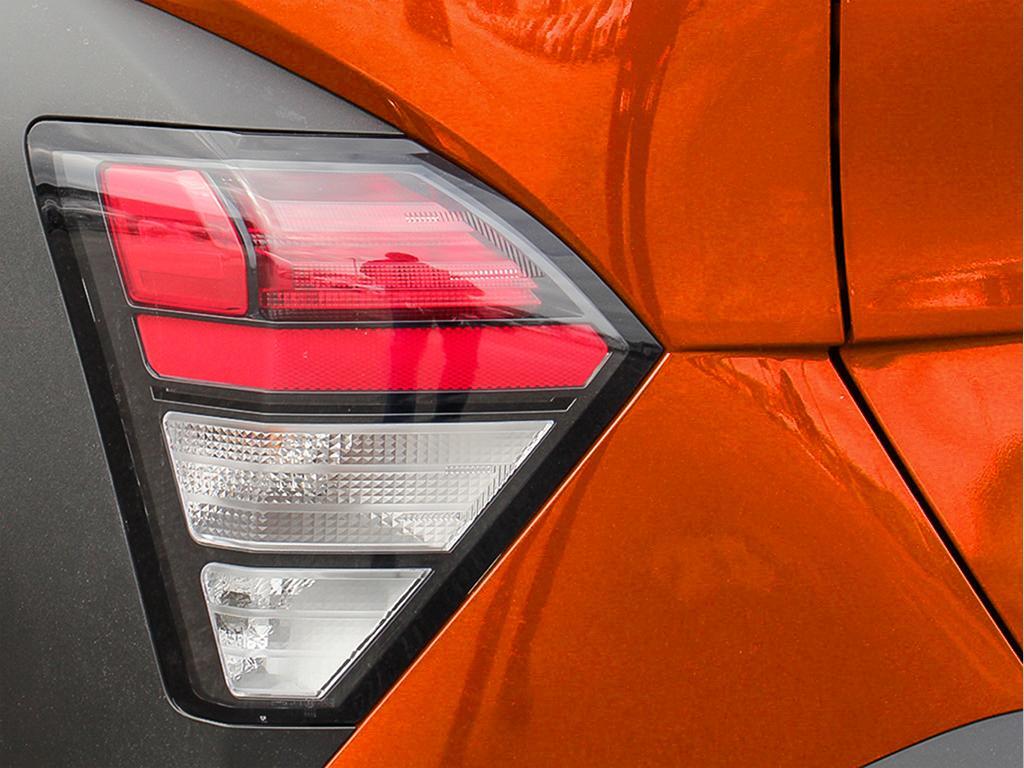 Kona 2026 orange Soultronic, feu arrière en gros plan