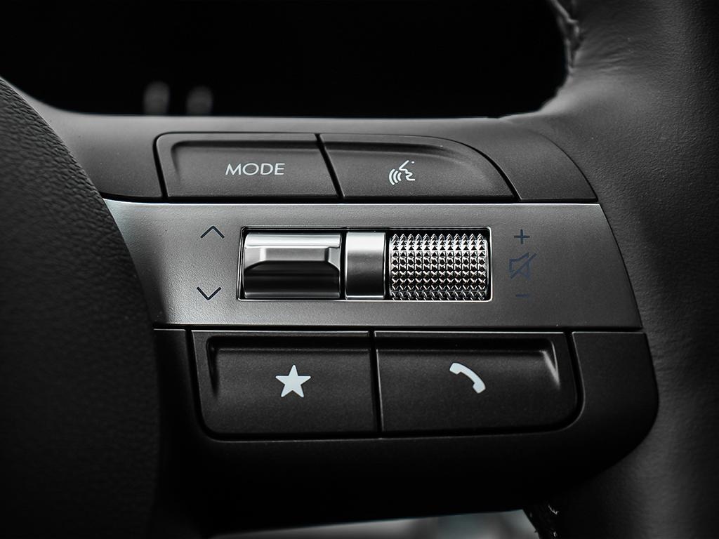 Kona 2026 intérieur noir, commandes audio à droite du volant