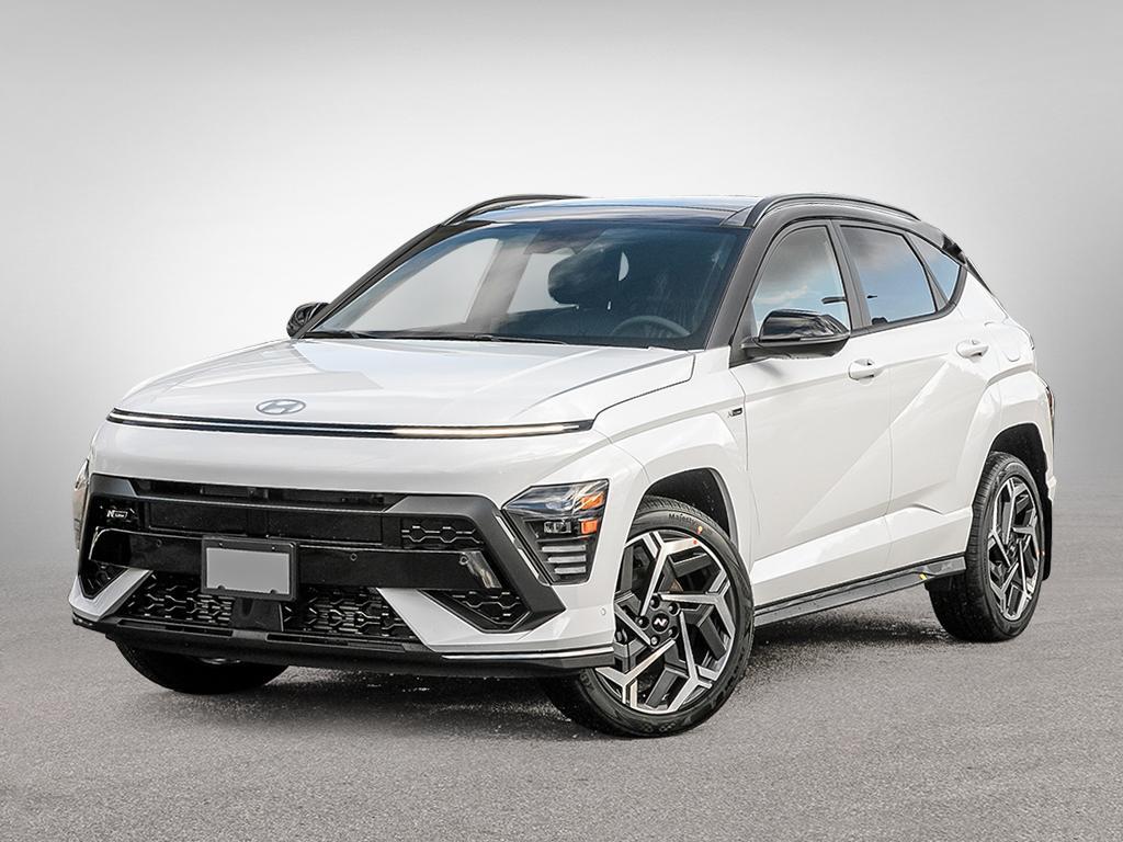 Vue avant côté conducteur du Hyundai Kona N Line 2026 Blanc Atlas avec toit Noir abyssal.