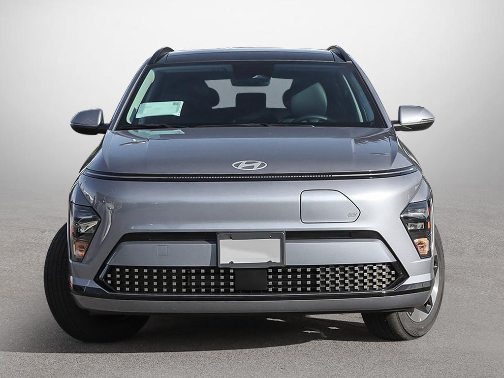 Kona EV Ultimate 2026 Extérieur, vue de l'avant de face. Les feux de jour horizontaux et pixélisés accentuent le design électrique distinctif.