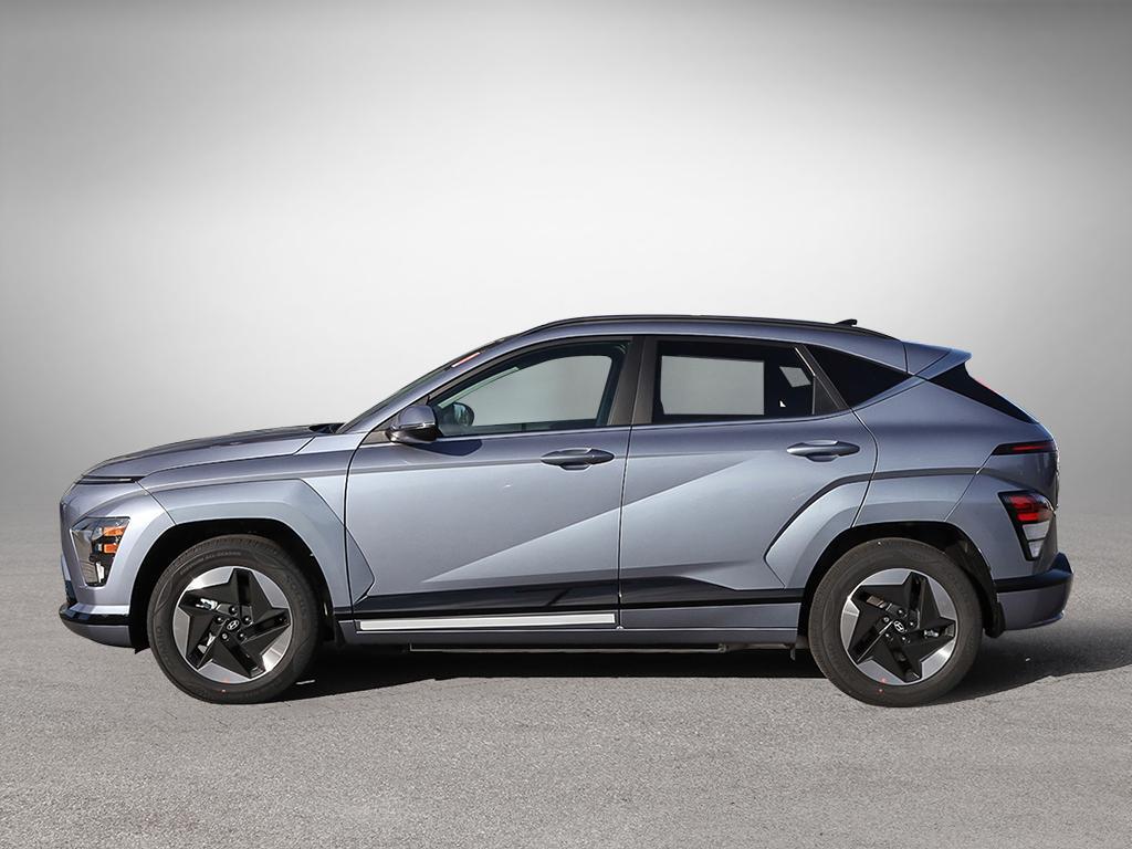 Kona EV Ultimate 2026 Extérieur, vue du côté conducteur. On aperçoit les moulures de couleur de carrosserie et les jantes Aero de 17 po.