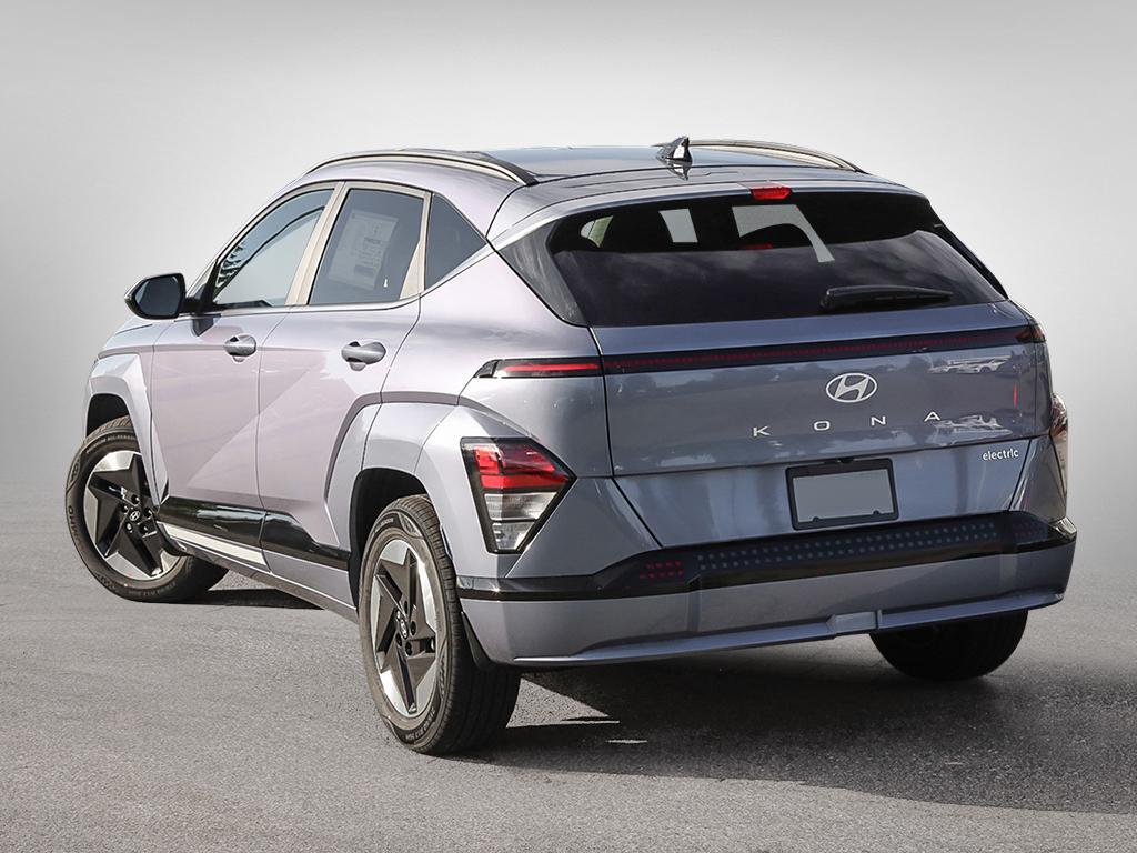 Kona EV Ultimate 2026 Extérieur, vue de l'arrière côté conducteur. On voit les feux arrière, le becquet et la moulure chromée intégrée.