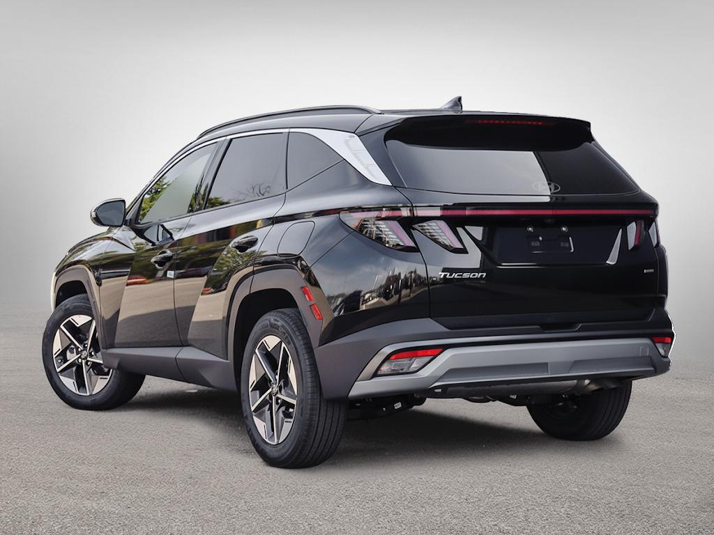 Le Tucson 2026, vue de l'arrière, côté conducteur. Les feux arrière sont visibles.