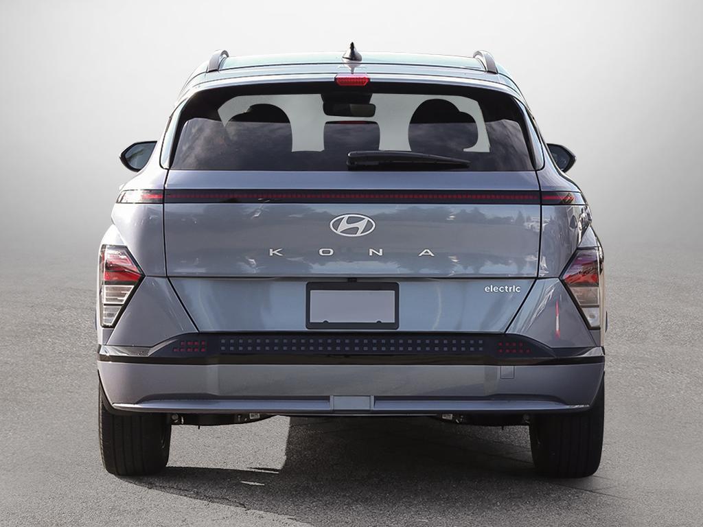 Kona EV Ultimate 2026 Extérieur, vue de l'arrière. La bande d'éclairage DEL à l'arrière et le bas de pare-chocs pixélisé sont bien visibles.