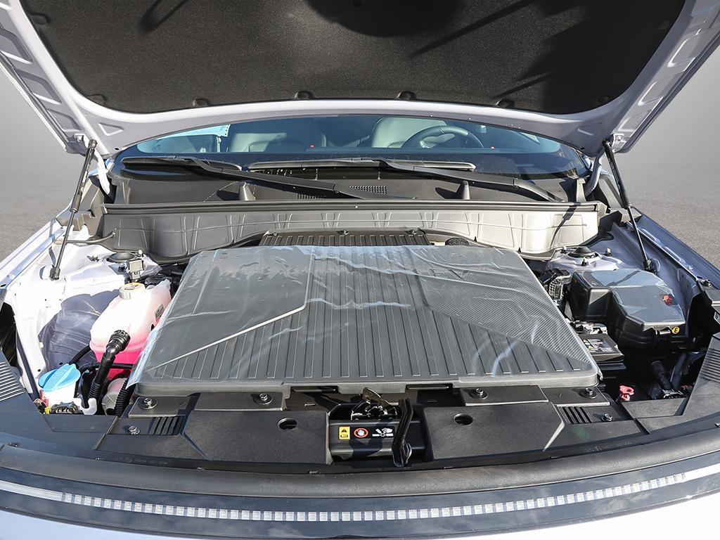 Kona EV Ultimate 2026 Extérieur, vue de l'avant, capot ouvert, compartiment moteur. Le coffre avant (Frunk) offre un espace de rangement supplémentaire.
