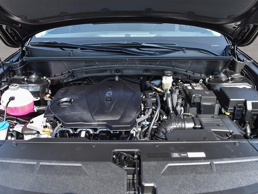 Compartiment moteur du Tucson 2026 Preferred AWD Trend, capot ouvert. Moteur 2.5L GDI MPI.