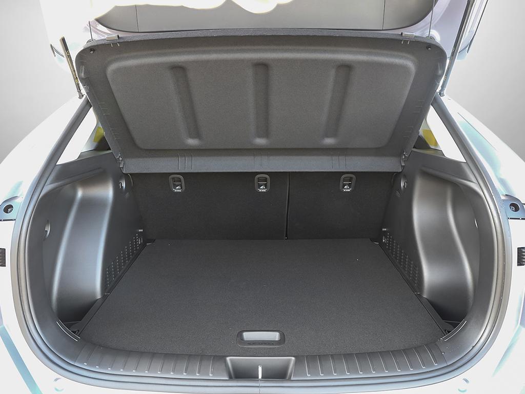Kona EV Ultimate 2026 Extérieur, vue de l'arrière, coffre ouvert. L'espace cargo est spacieux avec le hayon électrique intelligent.