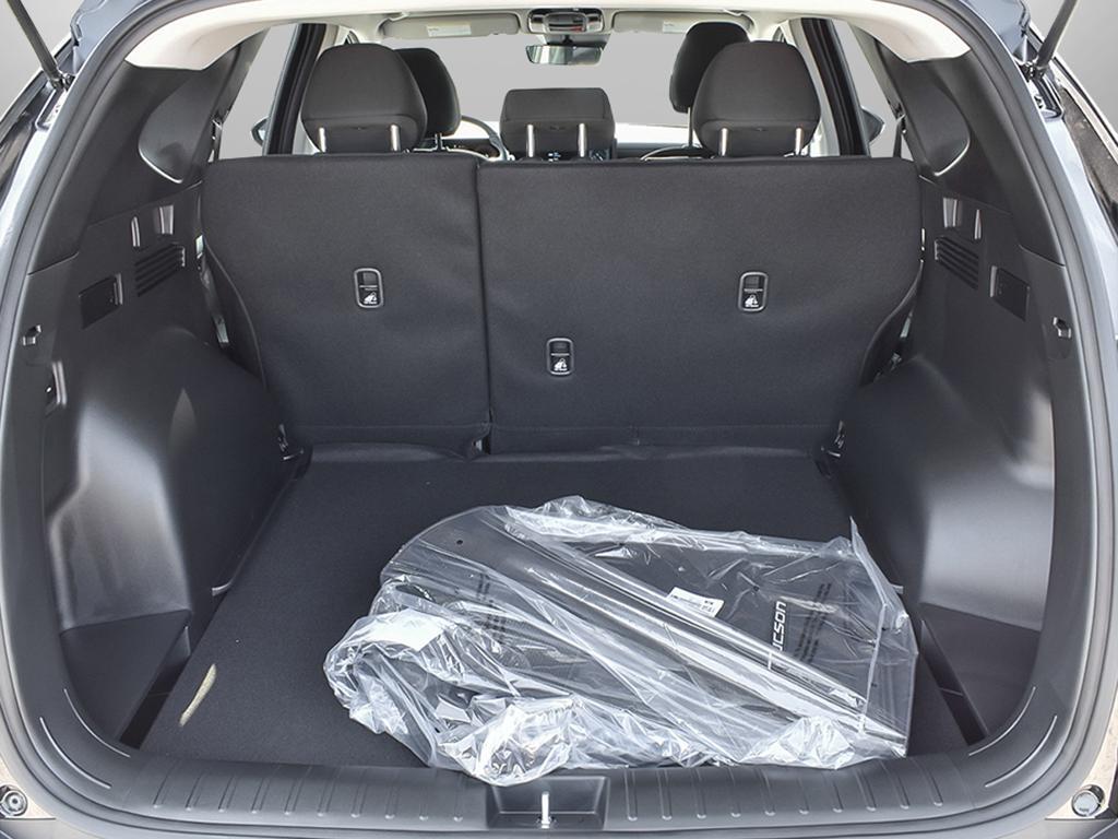 L'espace de chargement du Tucson 2026 avec le hayon électrique ouvert. Grand volume cargo.