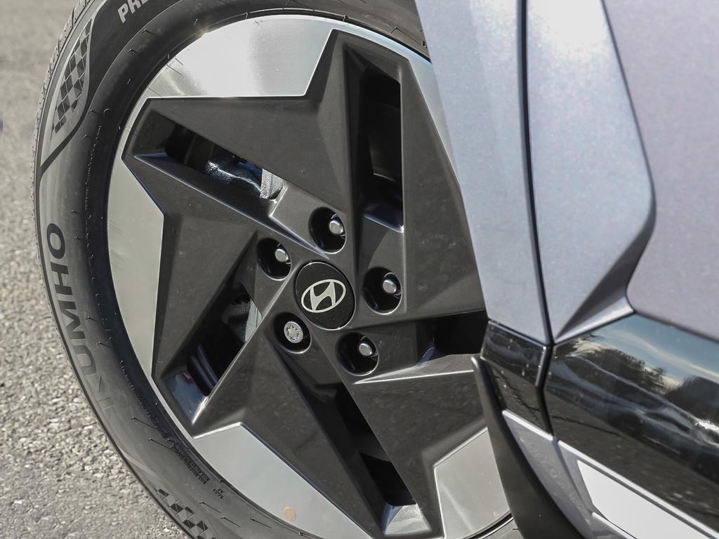 Kona EV Ultimate 2026 Extérieur, vue en gros plan de la jante en alliage de 17 pouces au design aérodynamique. La couleur est Gris carbone.