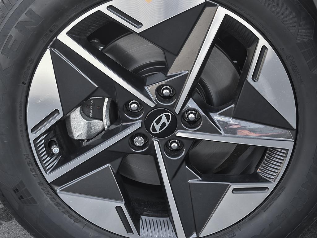 Gros plan sur la jante en alliage de 18 pouces du Tucson 2026 Preferred AWD Trend.