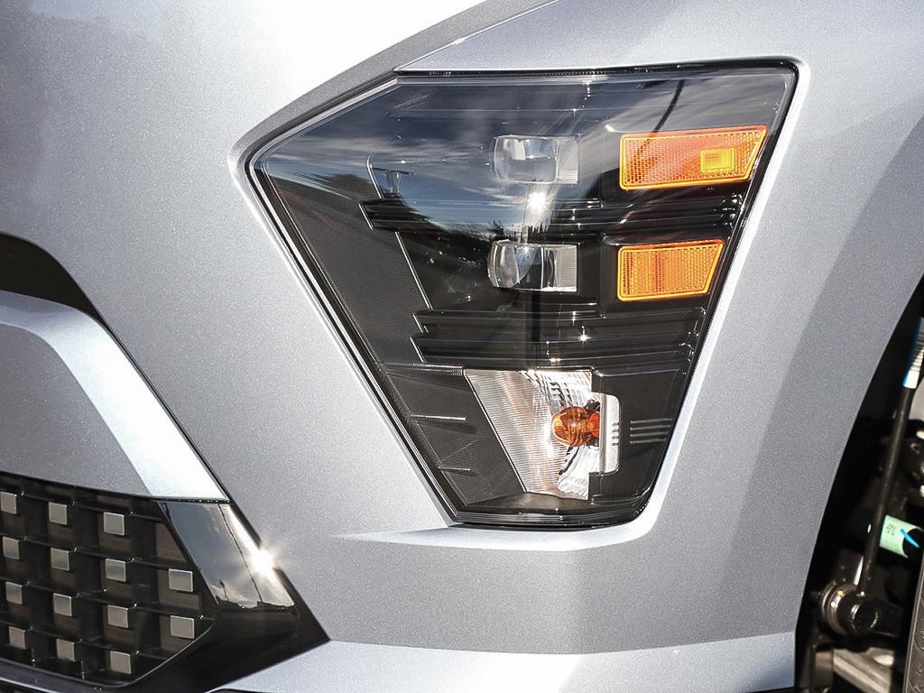 Kona EV Ultimate 2026 Extérieur, vue en gros plan d'un phare avant à DEL de type projecteur, partie des blocs lumineux verticaux.