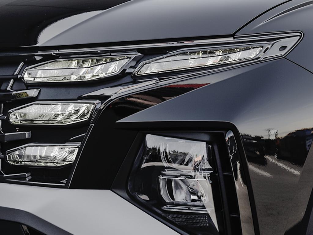 Gros plan d'un phare avant à DEL du Hyundai Tucson 2026. Éléments lumineux cachés.