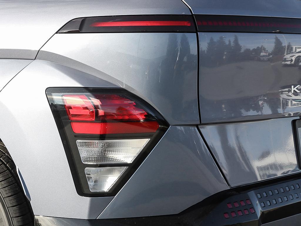 Kona EV Ultimate 2026 Extérieur, vue en gros plan d'un feu arrière, avec clignotant entièrement à DEL, s'harmonisant au design général.