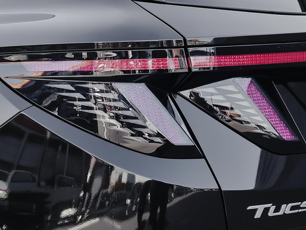 Gros plan sur le design géométrique et les feux arrière à DEL du Tucson 2026.