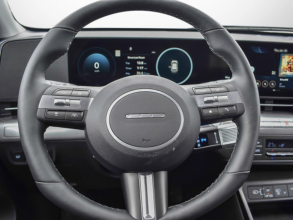 Kona EV Ultimate 2026 Intérieur, gros plan sur le volant chauffant et ses commandes intégrées. Le sélecteur électronique est sur la colonne.