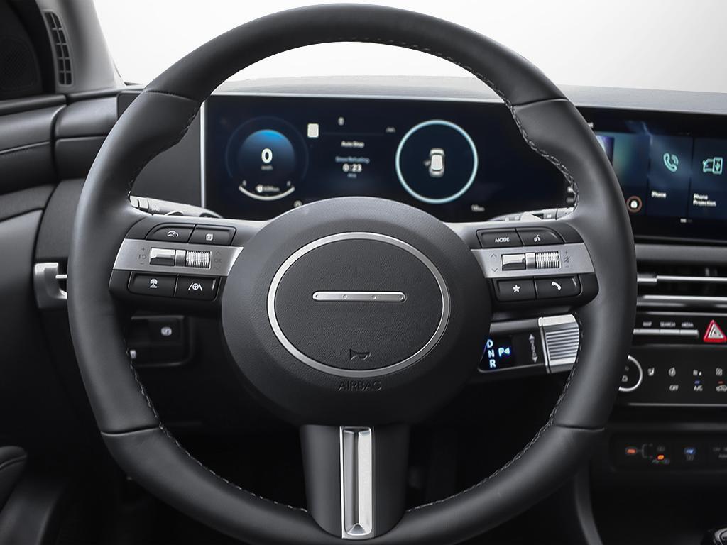 Gros plan sur le volant chauffant et ses commandes ergonomiques du Tucson 2026.