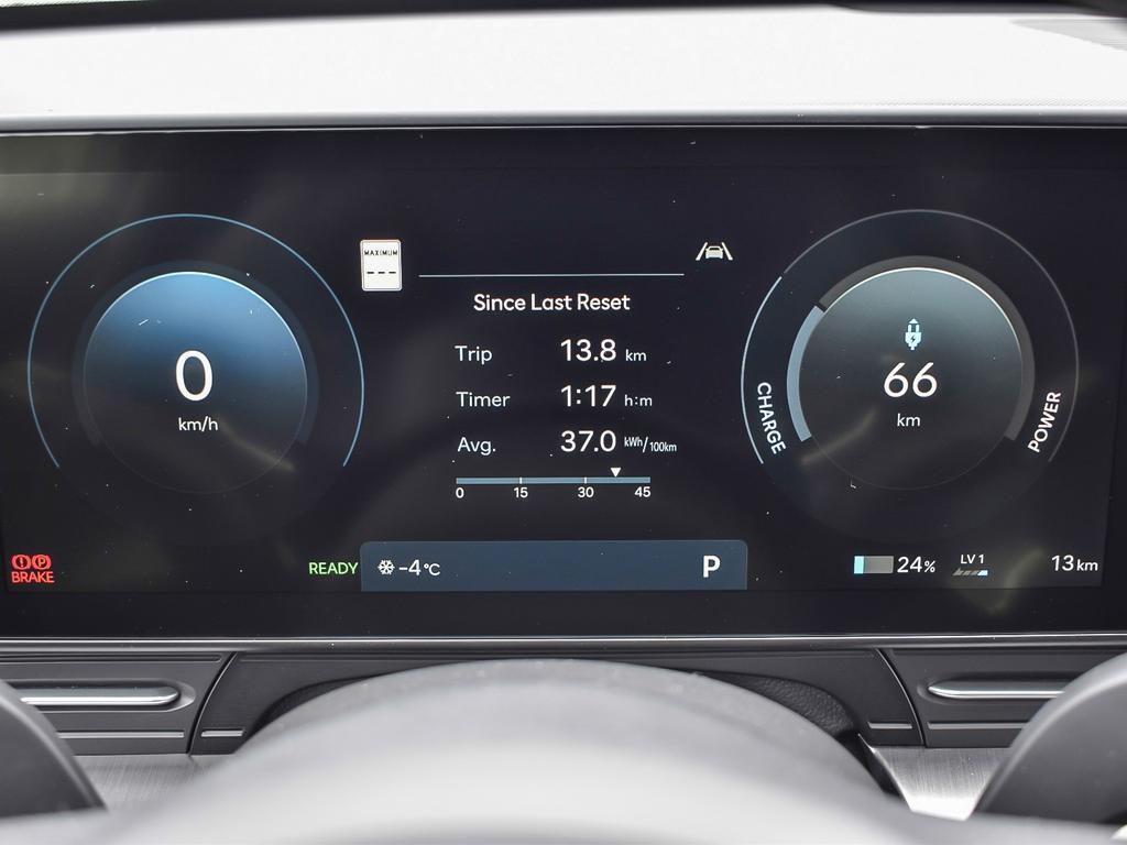 Kona EV Ultimate 2026 Intérieur, gros plan sur le tableau de bord numérique de 12,3 po. Un affichage moderne et personnalisable.