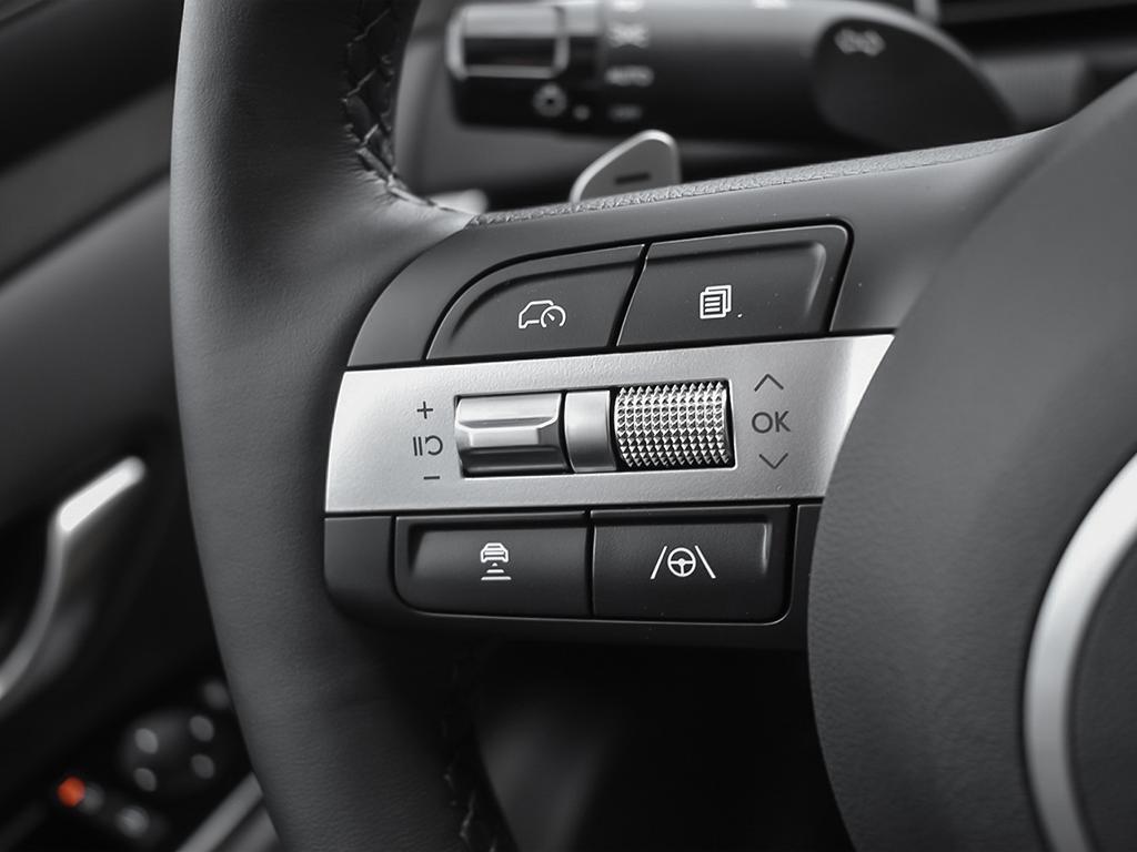 Commandes de conduite et d'assistance sur le côté gauche du volant du Tucson 2026.