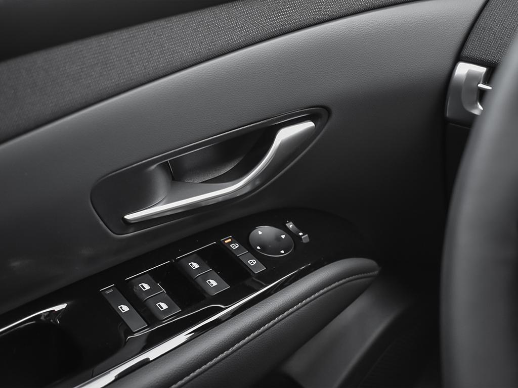 Panneau des commandes de vitres électriques et rétroviseurs sur la portière du conducteur.
