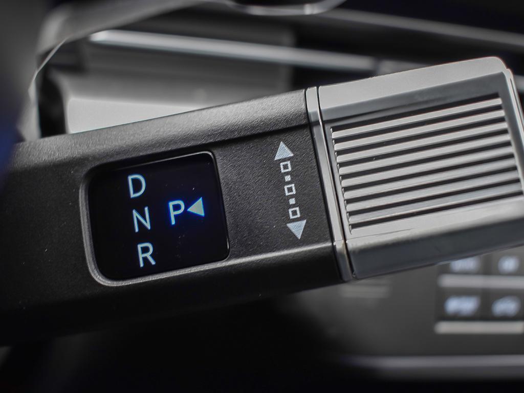 Kona EV Ultimate 2026 Intérieur, gros plan sur le levier sélecteur électronique des rapports sur la colonne de direction, libérant l'espace console.