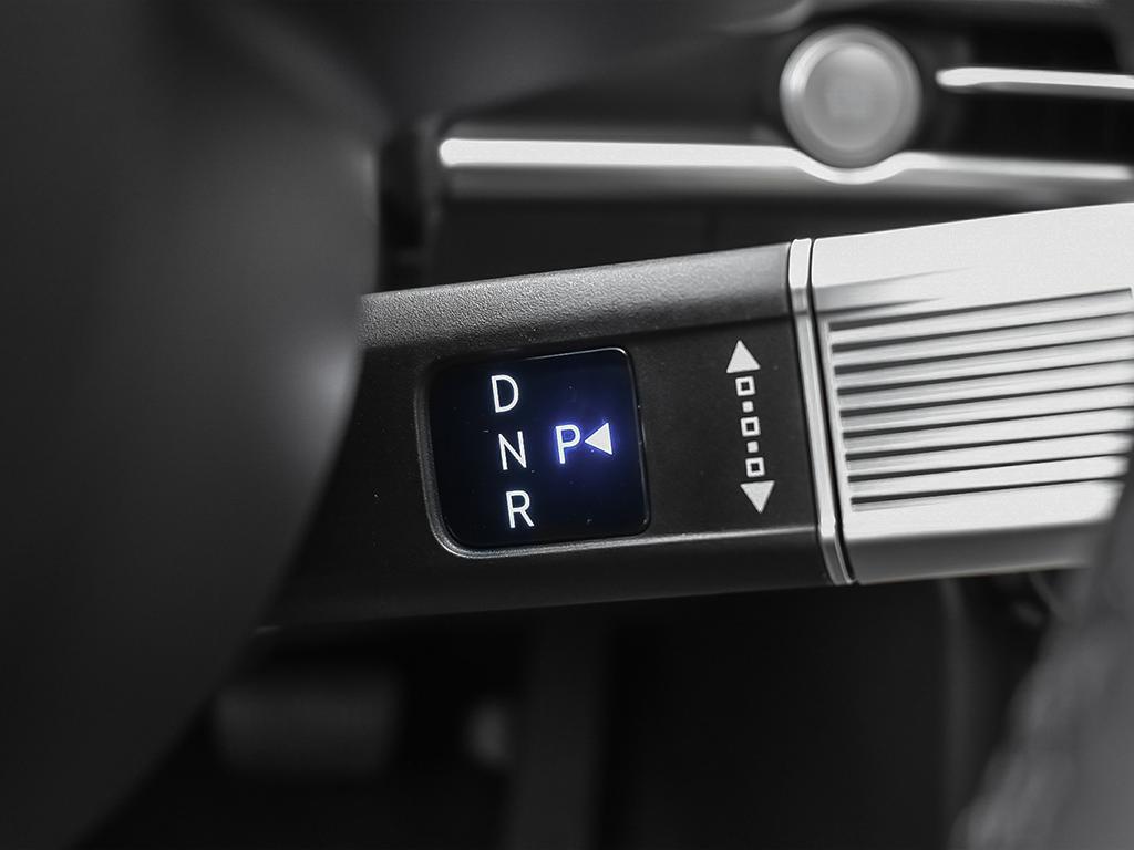 Gros plan sur le levier sélecteur (Shift-by-Wire) positionné sur la colonne de direction.