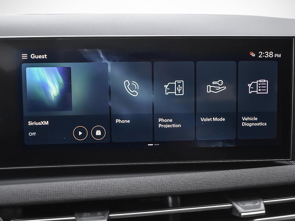 Gros plan sur l'écran tactile d'infodivertissement de 12.3 pouces.