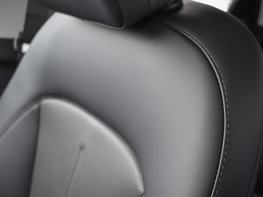 Kona EV Ultimate 2026 Intérieur, gros plan sur les détails de la finition du siège conducteur en cuirette. Le siège est ventilé.