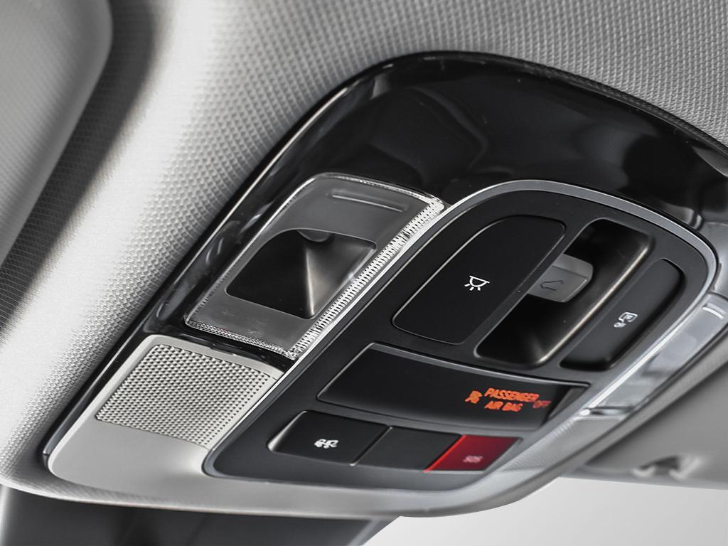 Gros plan sur les commandes d'éclairage et du toit ouvrant panoramique au plafond.