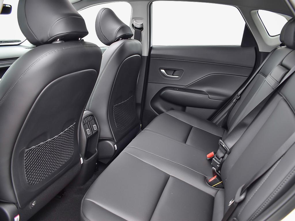 Kona EV Ultimate 2026 Intérieur, sièges et espace passagers arrières. On voit les dossiers inclinables et l'espace aux jambes accru.