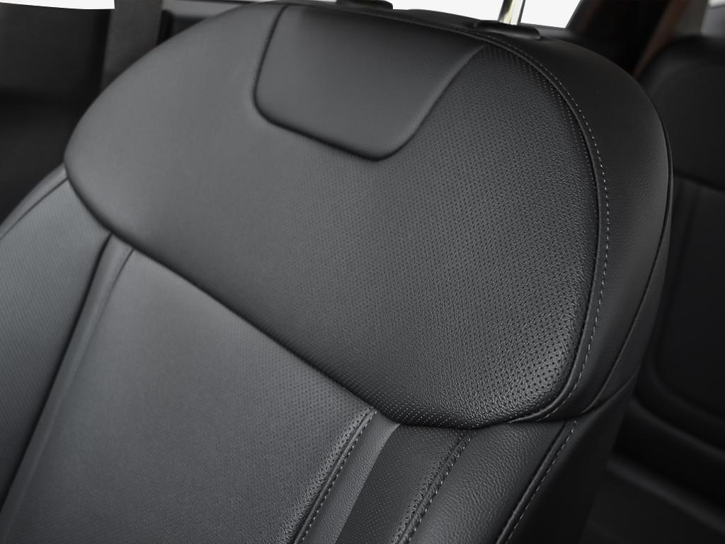 Détail de la finition du siège conducteur du Tucson 2026 (similicuir/tissu), avec surpiqûres.