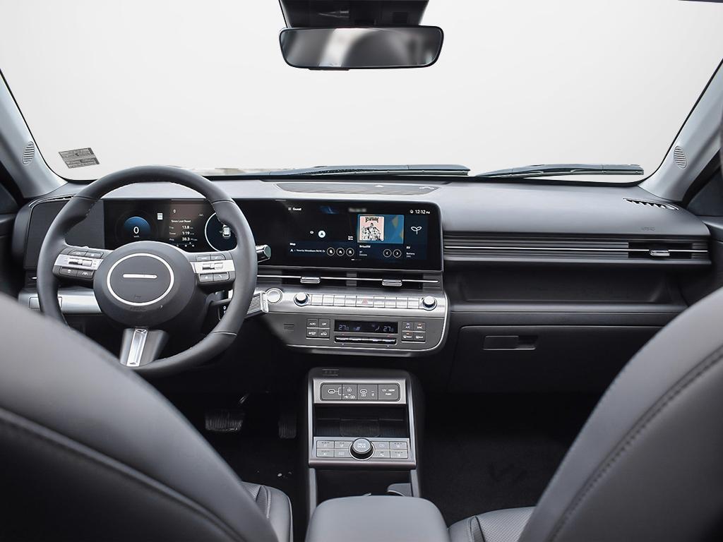 Kona EV Ultimate 2026 Intérieur, tableau de bord et sièges avant, vue générale. L'éclairage d'ambiance est étendu dans l'habitacle.