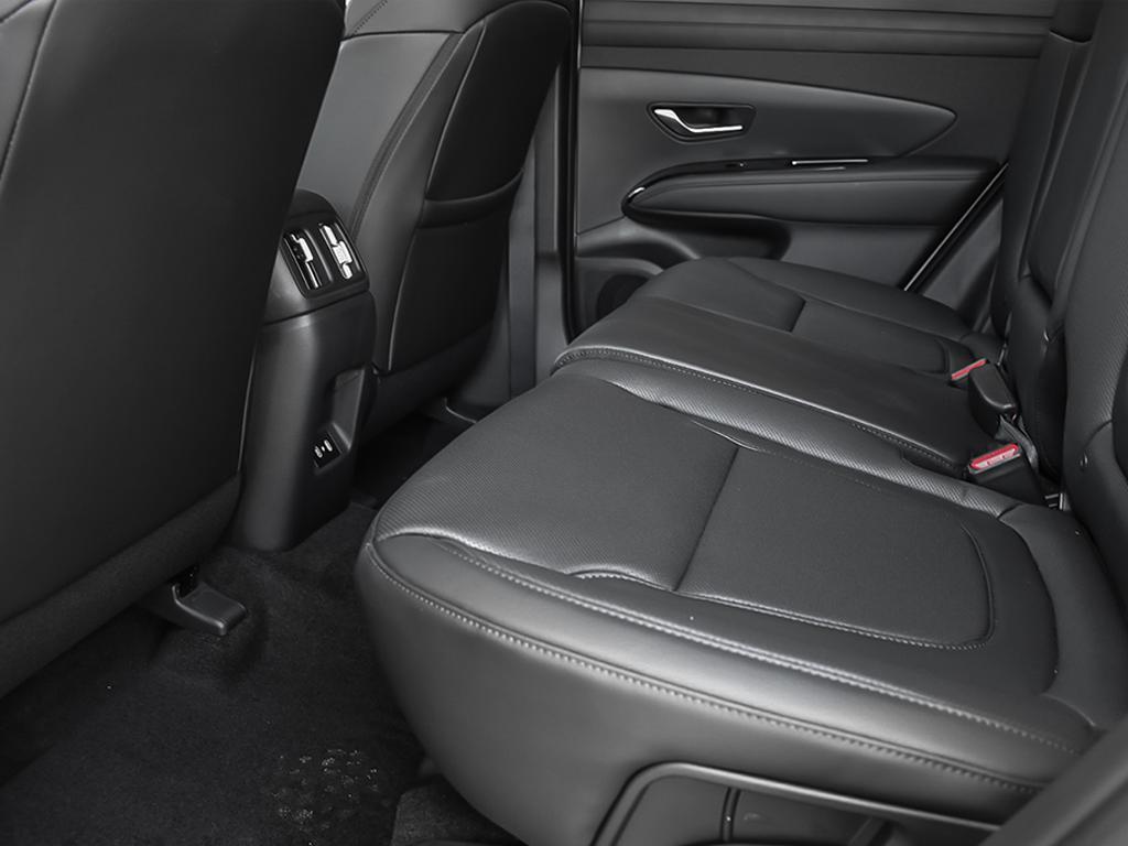 Espace des passagers arrière et sièges 60/40 rabattables du Tucson 2026.