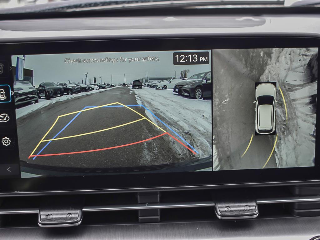 Kona EV Ultimate 2026 Intérieur, gros plan sur l'écran tactile affichant la caméra de recul du système de caméras sur 360° (SVM).