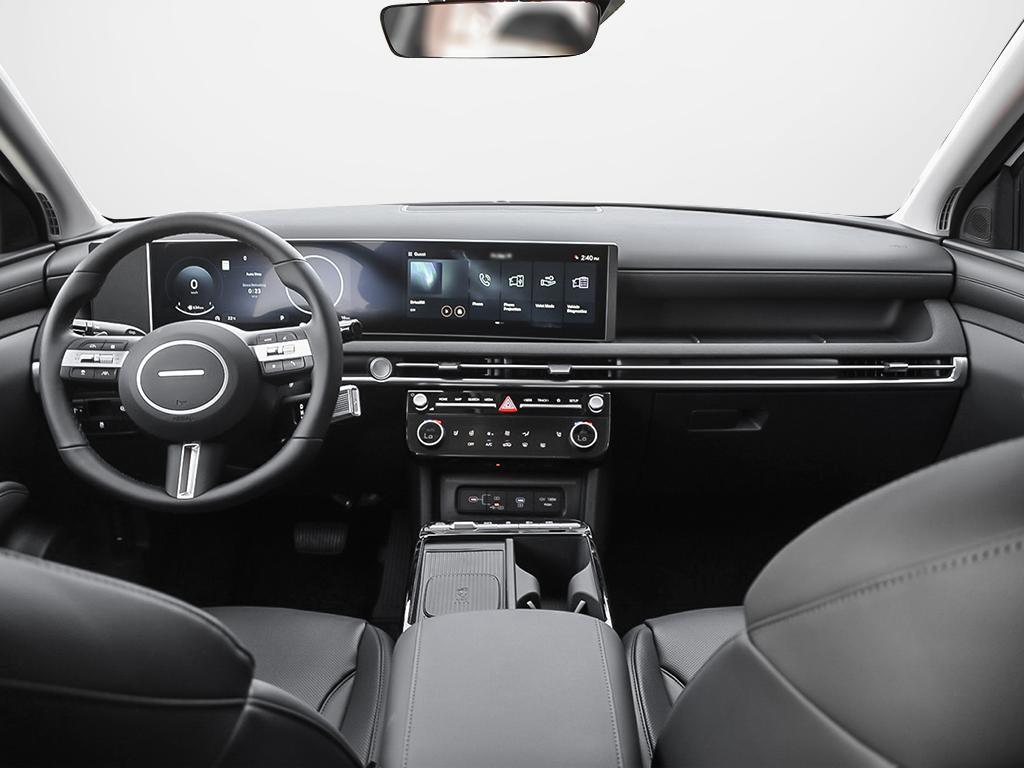 Vue générale de l'habitacle : tableau de bord, double écran et sièges avant.