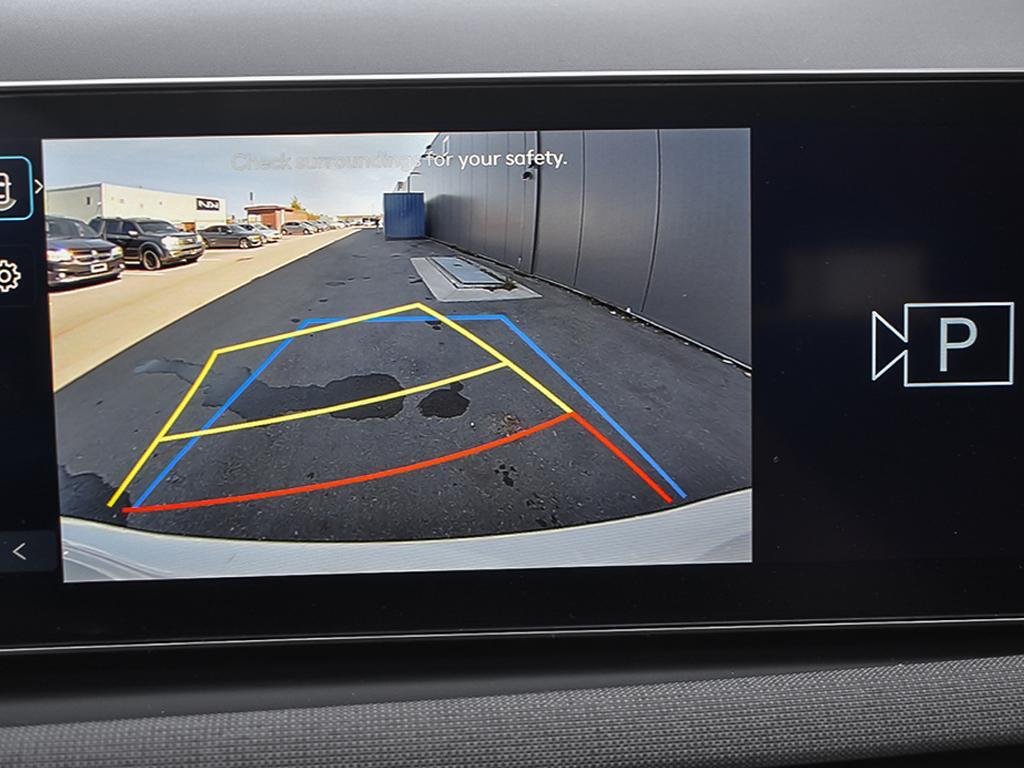 Gros plan sur l'écran affichant la caméra de recul du Tucson 2026, avec lignes guides.