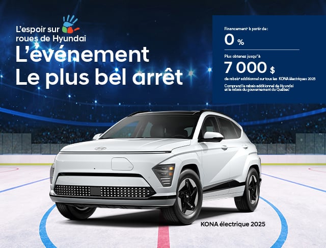 Un Hyundai Kona électrique 2025 est stationnée sur une patinoire de hockey dans une bannière pour l'événement « Le plus bel arrêt ». La bannière annonce un financement à partir de 0 % et jusqu'à 7 000 $ de rabais sur tous les modèles Kona électrique 2025 .