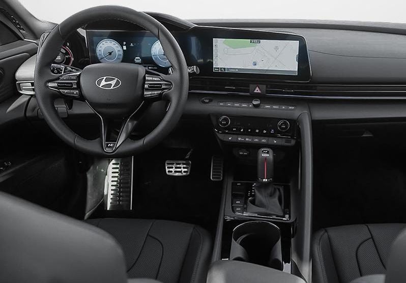 Intérieur technologique de la Hyundai Elantra Luxury Hybride 2026.