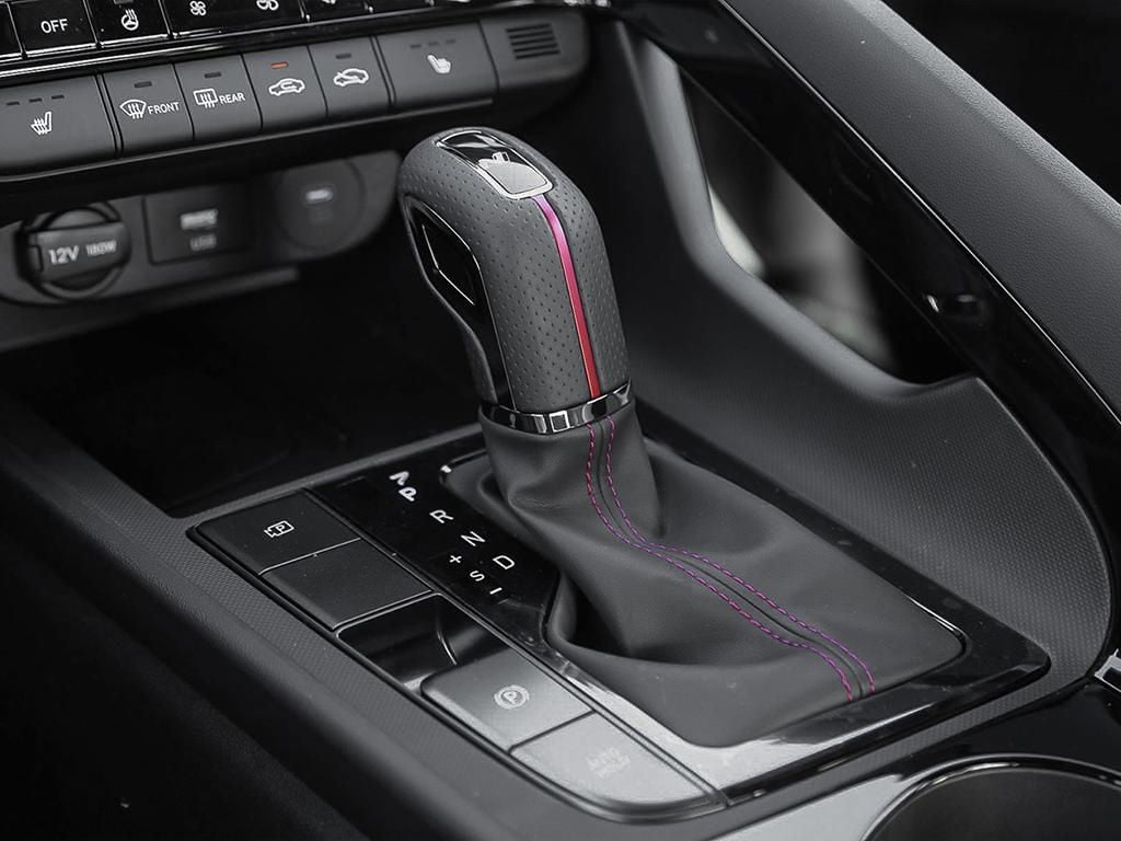 Levier de vitesse et modes de conduite de la Hyundai Elantra 2026.